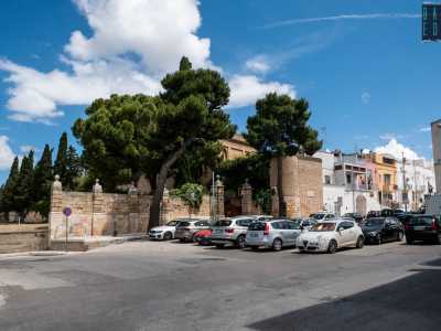 Dal viadotto basta incamminarsi per duecento metri verso est per incontrare la prima sorpresa: il Palazzo marchesale